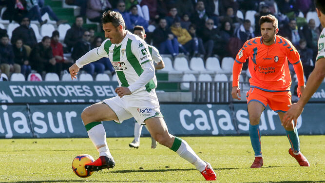 Piovaccari controla el balón con Héctor Verdés al fondo.