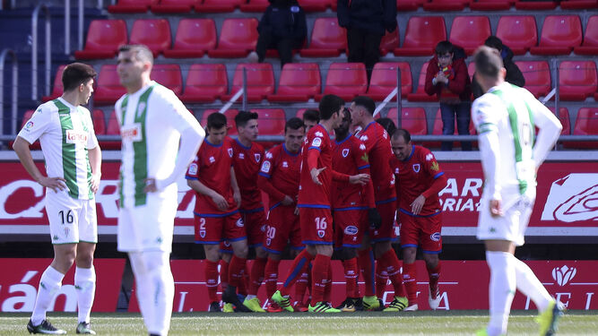 El Numancia celebra uno de sus dos goles del pasado curso, con Reyes y Quintanilla cabizbajos.
