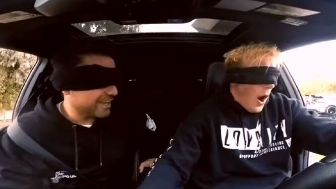 Vídeo de un 'youtuber' conduciendo con los ojos tapados por el reto 'Bird Box Challenge'.