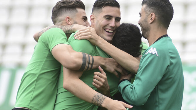 Sergi Guardiola, abrazado por sus compañeros durante un entrenamiento en El Arcángel.