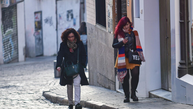 Dos mujeres pasean por una calle de la capital cordobesa