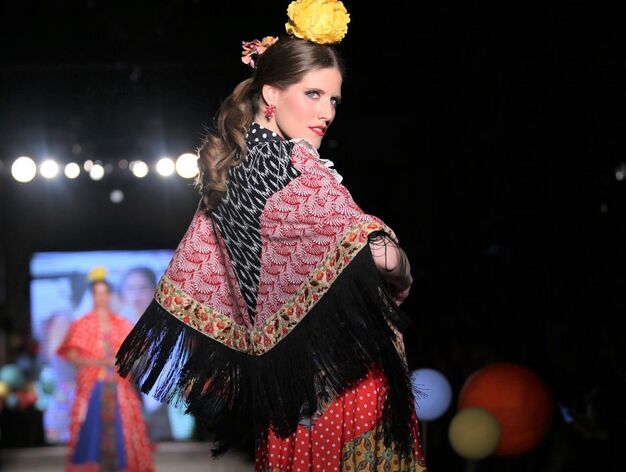 Flamenca Pol N&uacute;&ntilde;ez llenaba de color la Pasarela We Love Flamenco con gasas y texturas ligeras, patchwork y combinaci&oacute;n de volantes que crean a una flamenca romera ecl&eacute;ctica.

