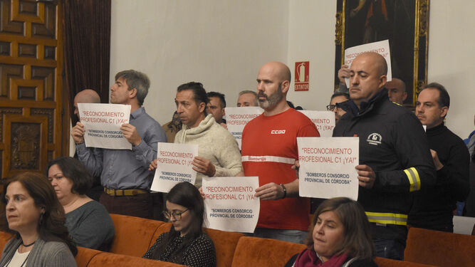 Un momento de la protesta de los bomberos en el Pleno del pasado miércoles en la Diputación