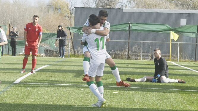 Chuma y Carracedo celebran el primer gol del Córdoba B.