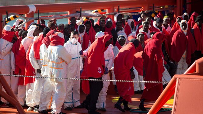 Inmigrantes rescatados hace unos días en el Mediterráneo a su llegada al puerto de Málaga.