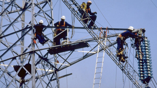 Trabajadores en una instalación eléctrica
