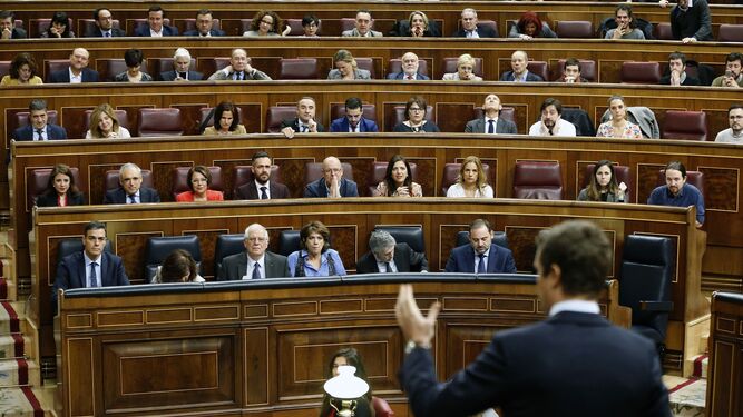 El presidente del PP, Pablo Casado, interviene en una sesión de control en el Congreso.