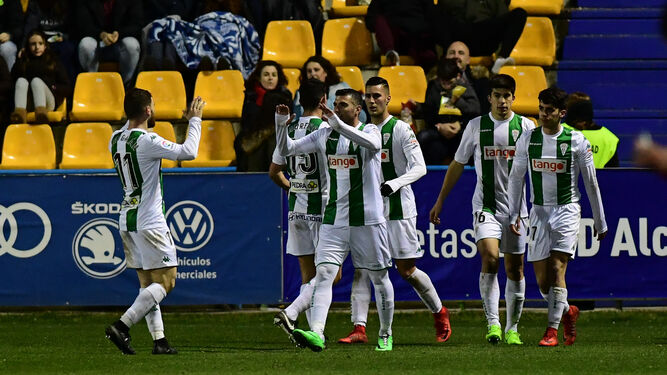 Los jugadores del Córdoba celebran un gol en Santo Domingo el curso pasado.