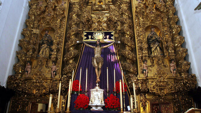 El Santísimo Cristo de la providencia delante del retablo de la Trinidad.