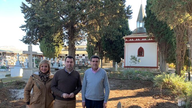 El alcalde de Priego de Córdoba, en el centro, visita el cementerio del Santo Cristo