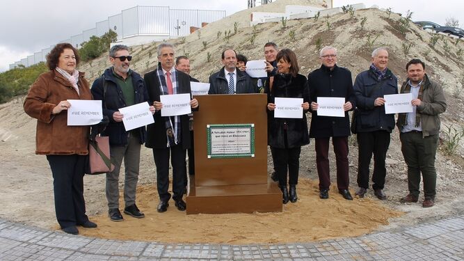 Dirigentes institucionales en la inauguración de la zona ajardinada en memoria de Yehudah Halevi