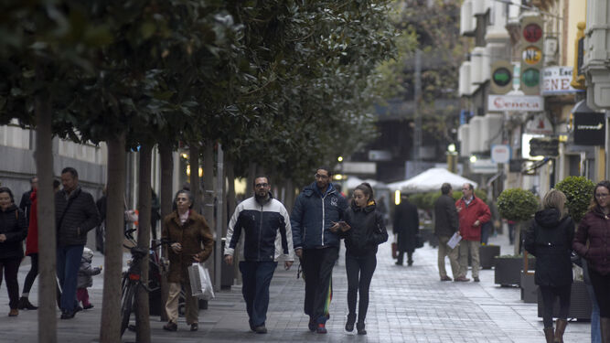 Varias personas caminan por la calle José Cruz Conde
