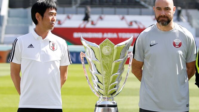 Fèlix Sánchez posa junto a Moriyasu Hajime, seleccionador japonés, en un acto previo a la final de la Copa de Asia.