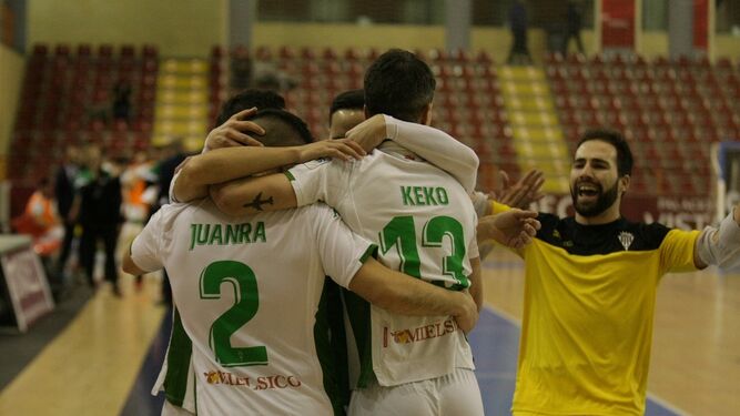 Los jugadores del Córdoba CF Futsal celebran uno de sus goles al Elche.