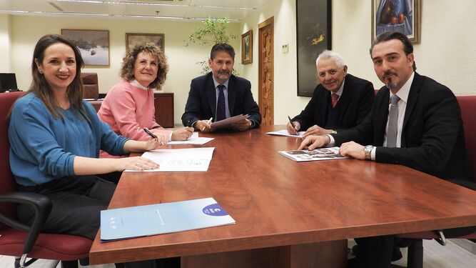 Firma del convenio entre la Fundación Cajasur y las cuatro entidades.