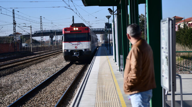 Un hombre espera un tren en la estación de El Higuerón.