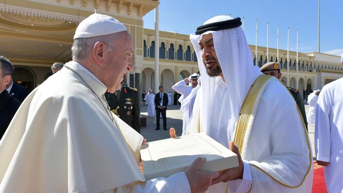 El Papa se despide del príncipe heredero de Abu Dabi, Mohamed ben Zayed al Nahyan.
