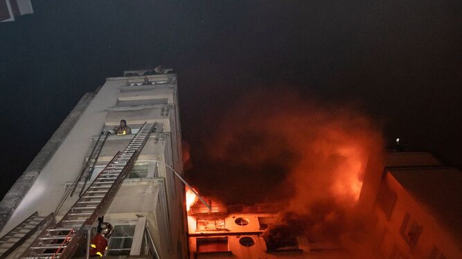 Los bomberos trabajan en la extinci&oacute;n de un edificio incendiado en Par&iacute;s