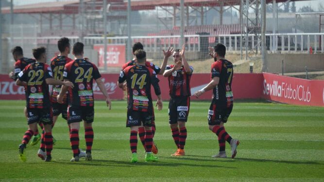 Los jugadores del Puente Genil celebran el primer gol de Ismael al Sevilla C.