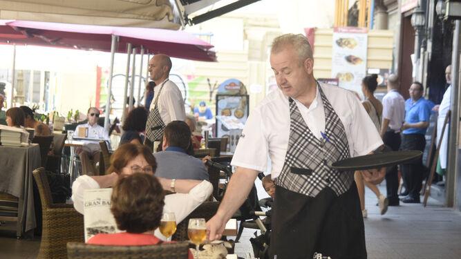 Un camarero trabaja en una terraza de un restaurante de la capital.
