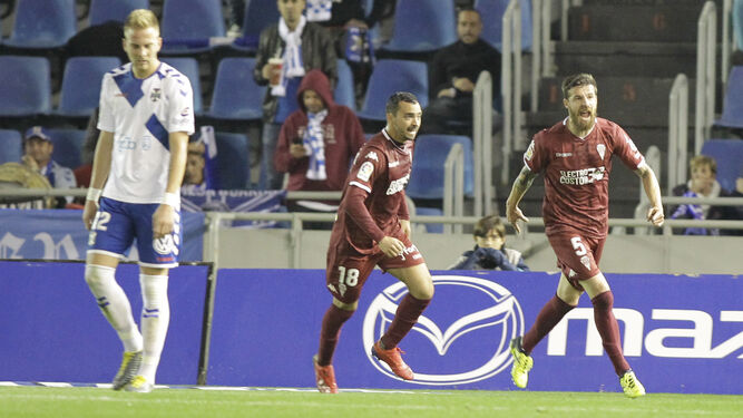 Chus Herrero celebra su gol ante el Tenerife, junto a De las Cuevas.