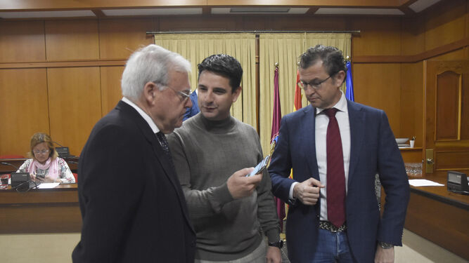 Pedro García conversa con Emilio Aumente en compañía de David Dorado.