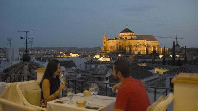 Una pareja disfruta de una cena en un restaurante de Córdoba.