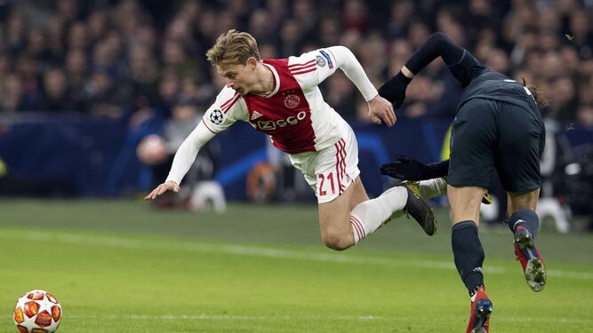 Frenkie de Jong del Ajax disputa el balón con Gareth Bale.