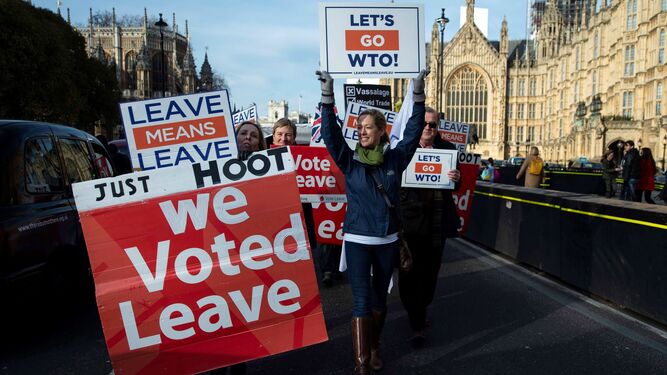 Manifestantes favorables al ‘Brexit’ se concentraron ayer junto al Parlamento británico.