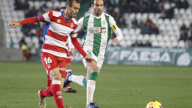 Miguel Flaño presiona al jugador del Granada Víctor Díaz.