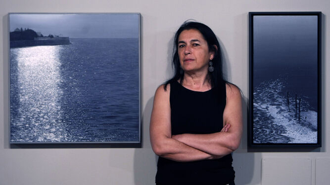 Carmen Bustamante, junto a dos de sus obras.
