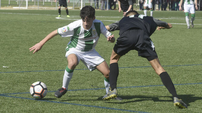 Un jugador del Córdoba desborda a un jugador del Betis.