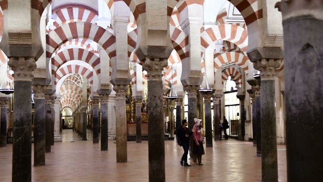 Interior de la Mezquita-Catedral de Córdoba.