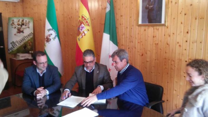 Firma del acuerdo entre Fuente Palmera y Fuente Carreteros