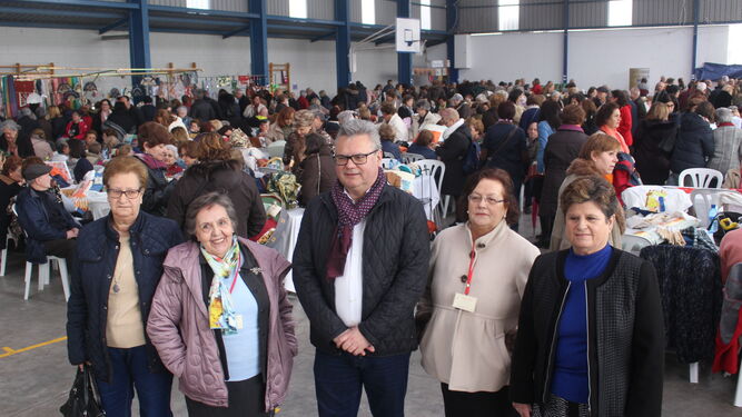 El alcalde, en el centro, con integrantes de la asociación de mujeres María Górriz