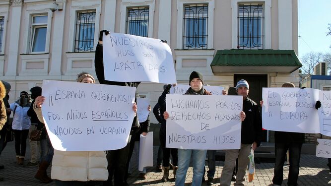 Padres exigen ante el consulado en Kiev la inscripción de sus hijos.
