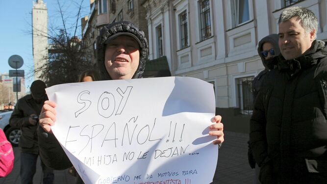 Un padre español protesta el lunes ante el consulado español de Kiev.