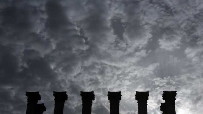 Columnas del Templo Romano de Córdoba a contraluz.