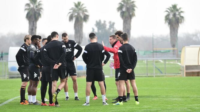 Curro Torres da instrucciones a un grupo de jugadores durante un entrenamiento.