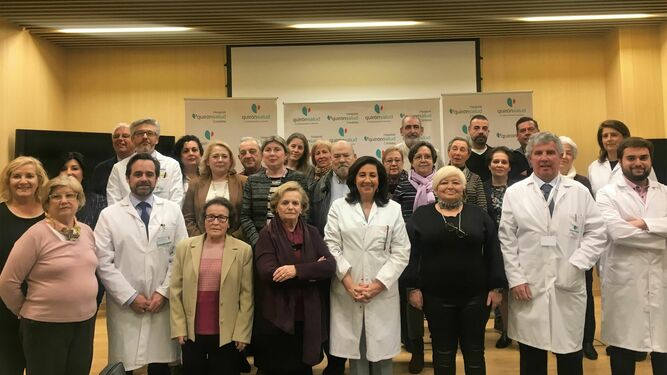 Foto de familia del encuentro de profesionales de Quirónsalud Córdoba con las asociación de pacientes.