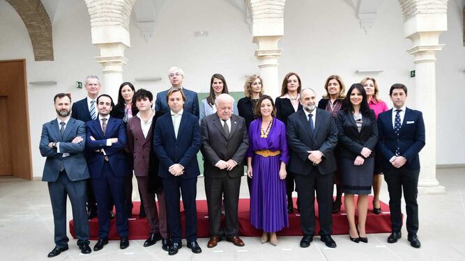 Foto de familia de los reconocidos por el Día de Andalucía junto con autoridades.