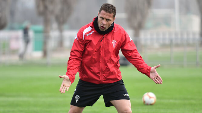 Curro Torres da instrucciones a sus jugadores durante un entrenamiento en la Ciudad Deportiva.