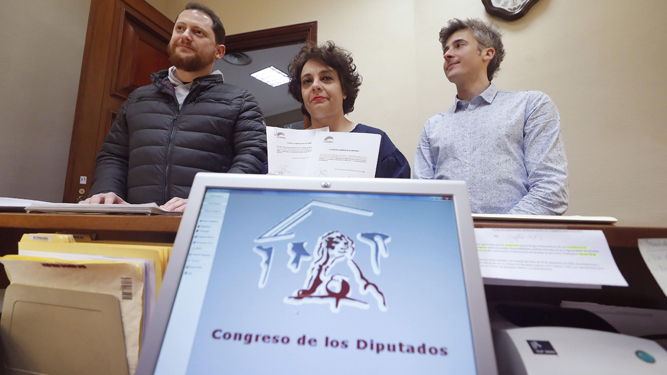 Los diputados de Unidos Podemos  registran en el Congreso de los Diputados su iniciativa legislativa.