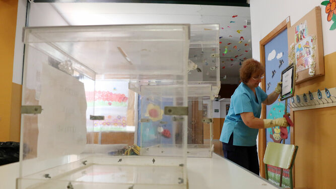 Preparación de una urna electoral en un centro educativo