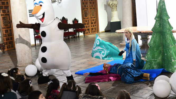 Olaf y Elsa intentan ayudar a Anna en el taller para niños de cuatro a seis años.