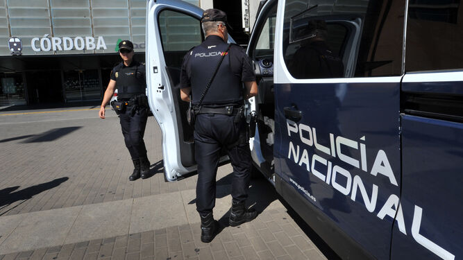 Agentes de la Policía Nacional junto a la estación de Renfe.