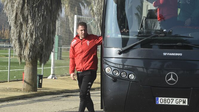 Curro Torres baja del autocar del equipo a su llegada a la Ciudad Deportiva.