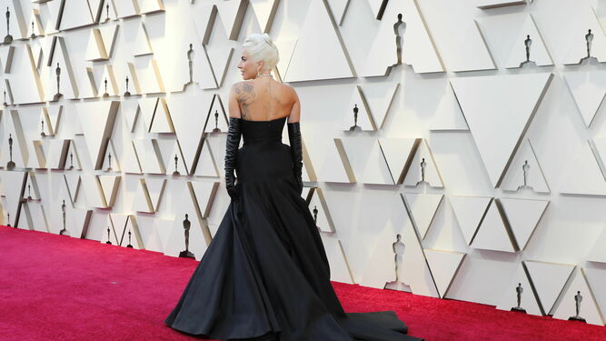 Lady Gaga, cual estrella clásica de Hollywood.