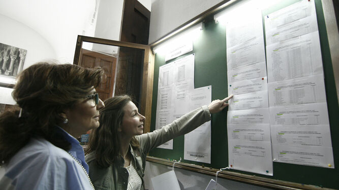 Dos mujeres consultan las listas de admitidos en un colegio de la capital