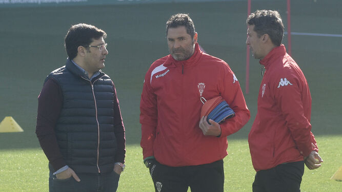 Rafa Navarro, junto a su segundo Gaspar Gálvez, charla con el presidente del club, Jesús León.